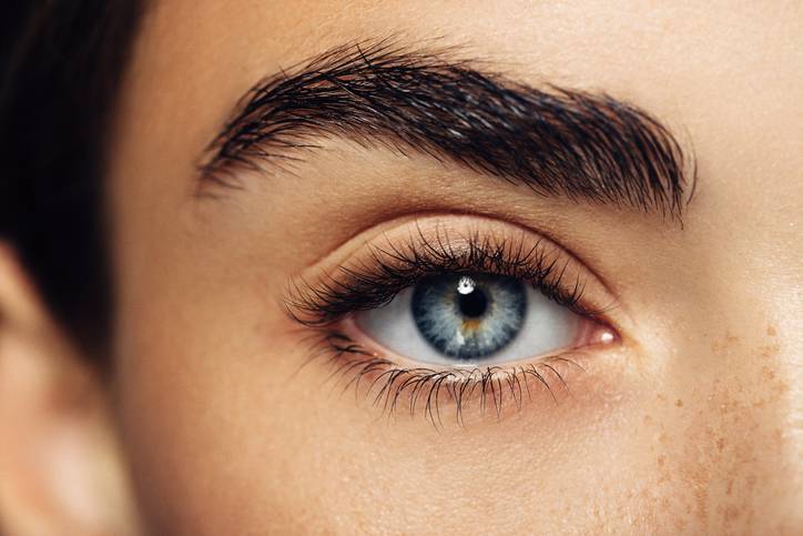 Centre implant capillaire pour réaliser une greffe de sourcils pour femme à Marseille